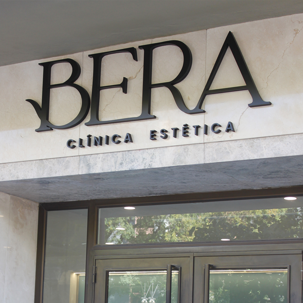 Recepción moderna y luminosa de Clínica BERA